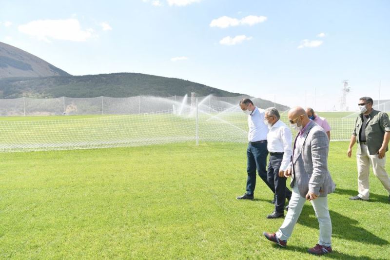 Başkan Büyükkılıç, Yüksek İrtifa Kamp Merkezi’nde yapımı tamamlanan 2 sahada incelemelerde bulundu