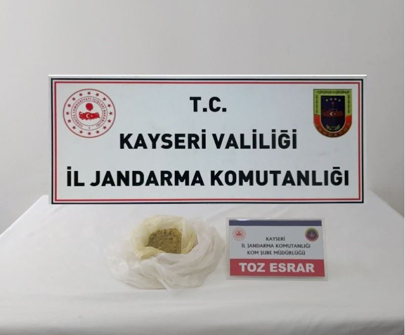 Üzerinden toz esrar çıkan şahıs gözaltına alındı