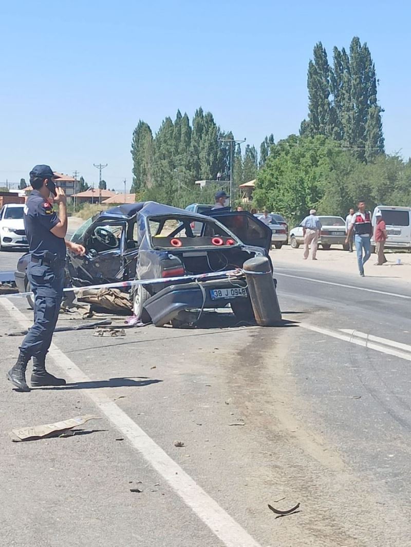 Aracın hurdaya döndüğü kazada 2 kişi hayatını kaybetti