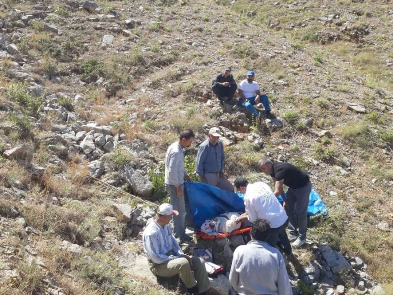 Kayalıklardan düşen adam sağlık ekiplerince hastaneye kaldırıldı