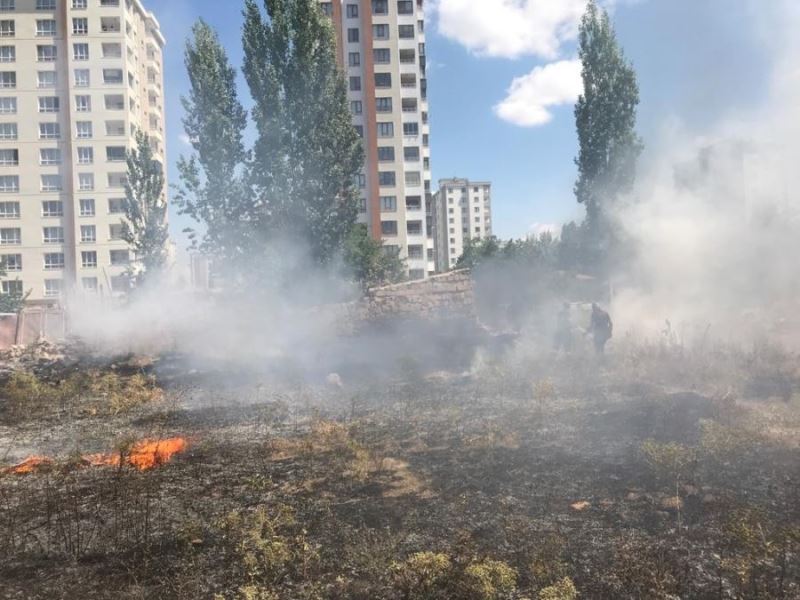 Evlerin arasında çıkan yangın itfaiyeyi harekete geçirdi