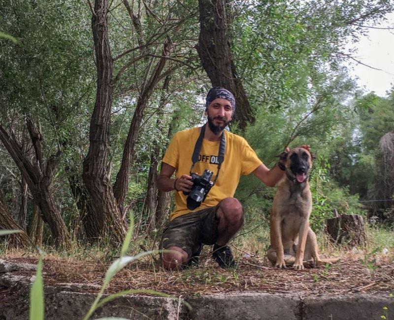 Sokak hayvanları için fotoğraf çekiyor