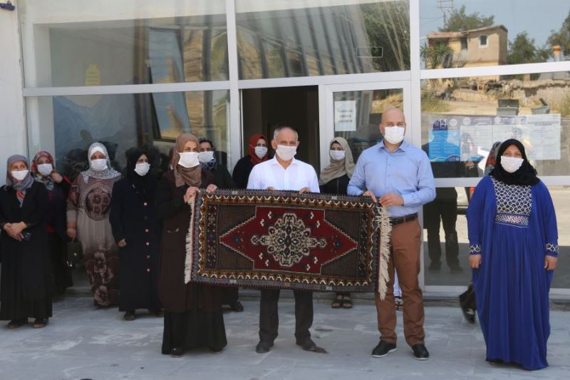 Başkan Öztürk Yahyalı El Halısı Dokuma Kursunu ziyaret etti