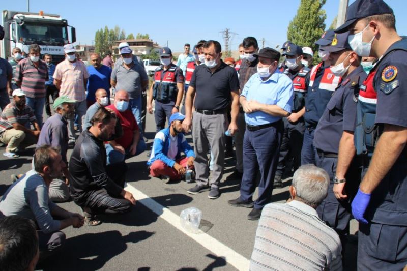 Lokomotif tren raylarında oturan gençlere çarptı: 1 ölü, 1 yaralı