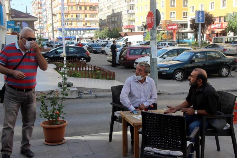 Maskeli vatandaştan çay içen vatandaşa tepki