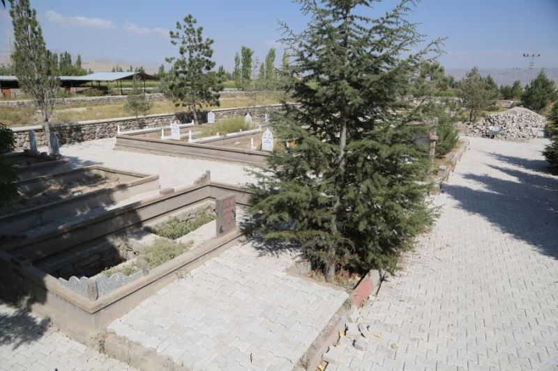 Sindelhöyük Mahalle Mezarlığındaki parke çalışması devam ediyor