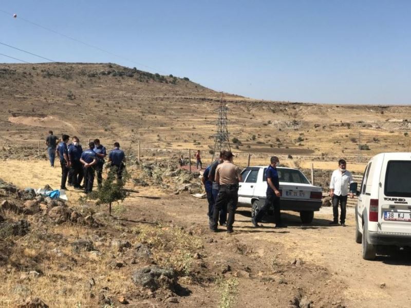  Yıkıma gelen belediye ekiplerine tüfekle karşılık verdiler