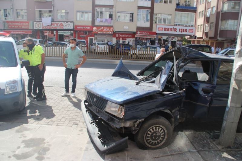 Direksiyon hakimiyetini kaybetti, park halindeki araçları biçti