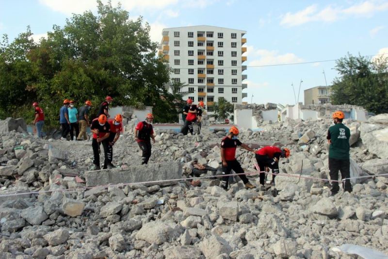  İHH Gönüllüleri Enkazda Arama Kurtarma Eğitimleri için Kayseri