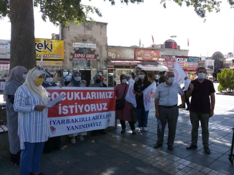 Kayserili anneler, Diyarbakır annelerinin yanında