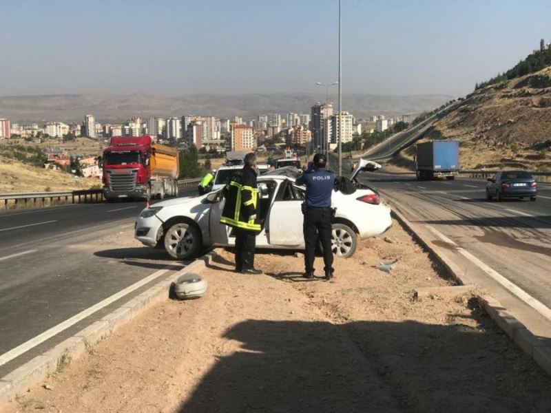 Yoldan çıkan otomobil aydınlatma direğine çarptı: 1 ölü 2 yaralı