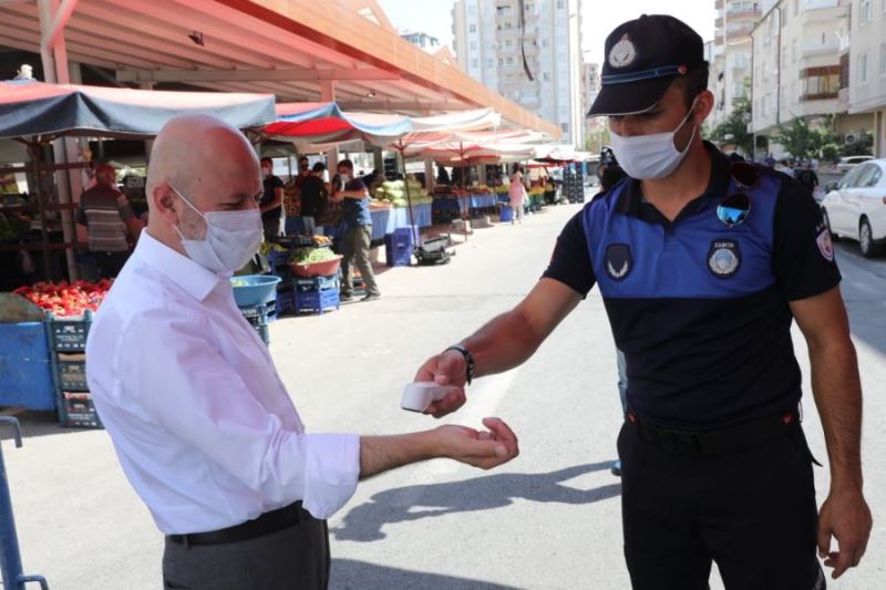  Başkan Çolakbayrakdar’dan pazarda korona virüs denetimi