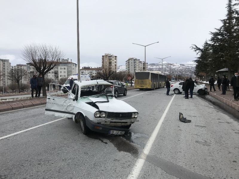 Vicdansızlığın böylesi: Çarptığı otomobil sürücüsünü ölüme terk edip kaçtı
