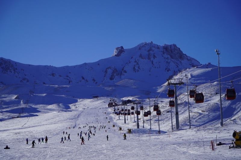 Erciyes’te kar kalınlığı 80 santime ulaştı, pistler doldu
