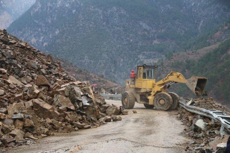 Heyelanın yaşandığı bölgede çalışmalar sürüyor
