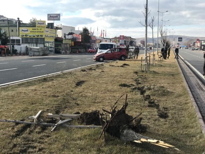 Üç takla atan otomobil ağaçlara çarparak durabildi
