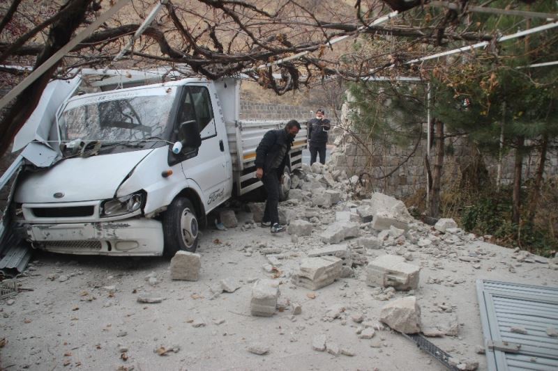 Kafa kafaya çarpışan kamyonet ve otomobil garaj kapısını ve duvarlarını yıkıp eve girdi
