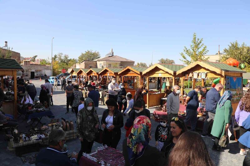 Talas Antika Pazarı’na mezat damga vurdu
