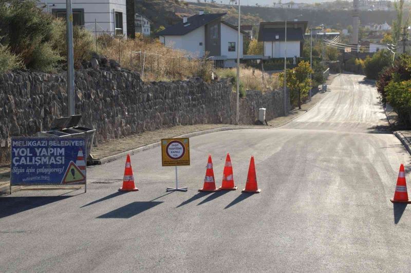 Melikgazi’de asfalt çalışmaları hız kesmeden devam ediyor
