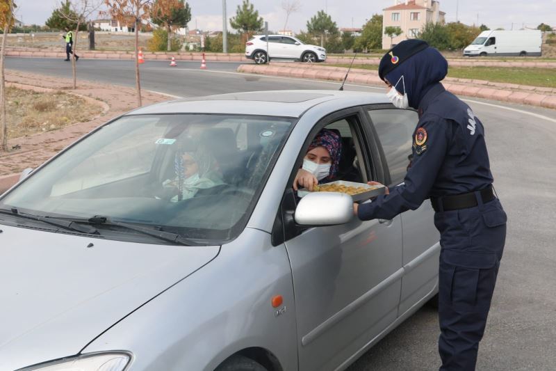 Jandarma’dan vatandaşa baklavalı kandil kutlaması
