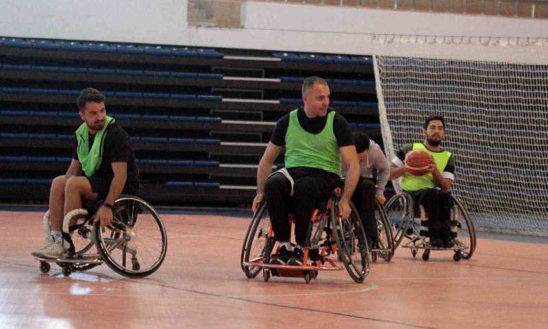 Üniversite öğrencileri tekerlekli sandalye ile basketbol oynadı
