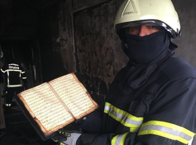 Çıkan yangında ev küle döndü, Kur’an-ı Kerim’in sayfalarına hiçbir şey olmadı
