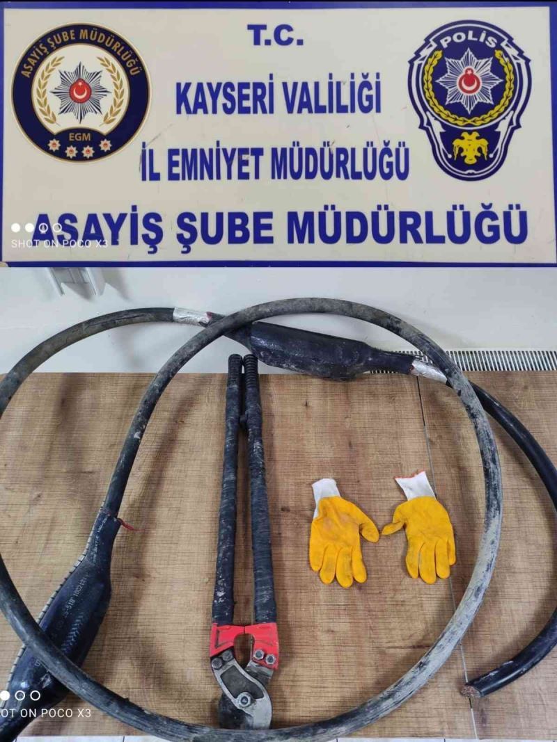 Kablo hırsızı suçüstü yakalandı
