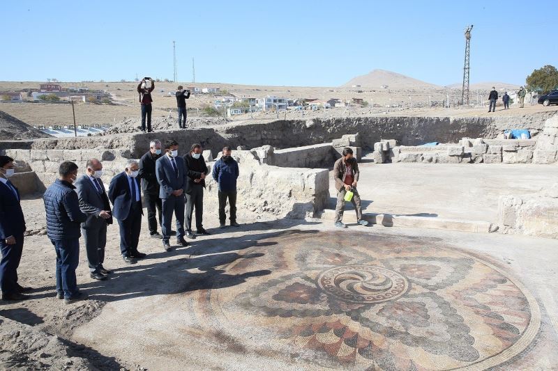 Kayseri’de İç Anadolu’nun en büyük mozaik yapısına ulaşıldı
