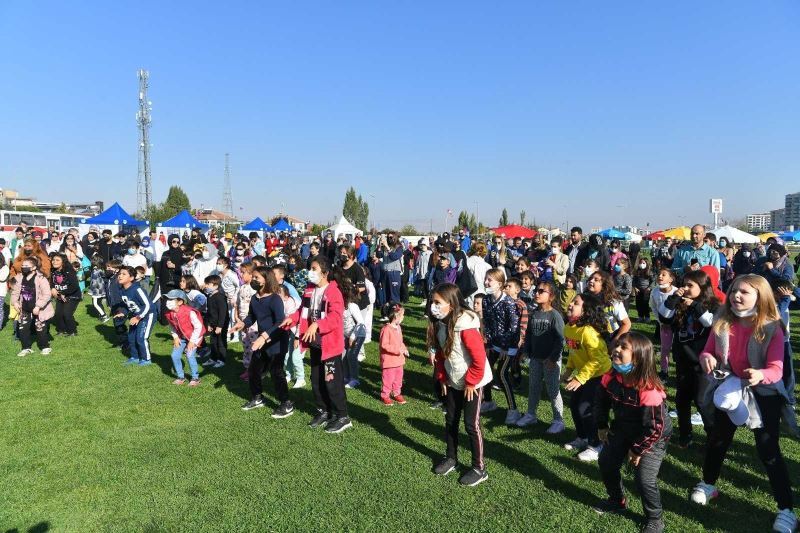 Başkan Büyükkılıç’tan yürüyüş şenliğinde çocukların talebine anında talimat
