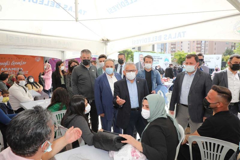 Talas Belediyesi’nden kayıt heyecanı yaşayan öğrencilere özel karşılama
