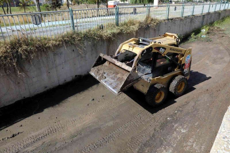 Melikgazi’de taşkın suyu kanalları temizleniyor
