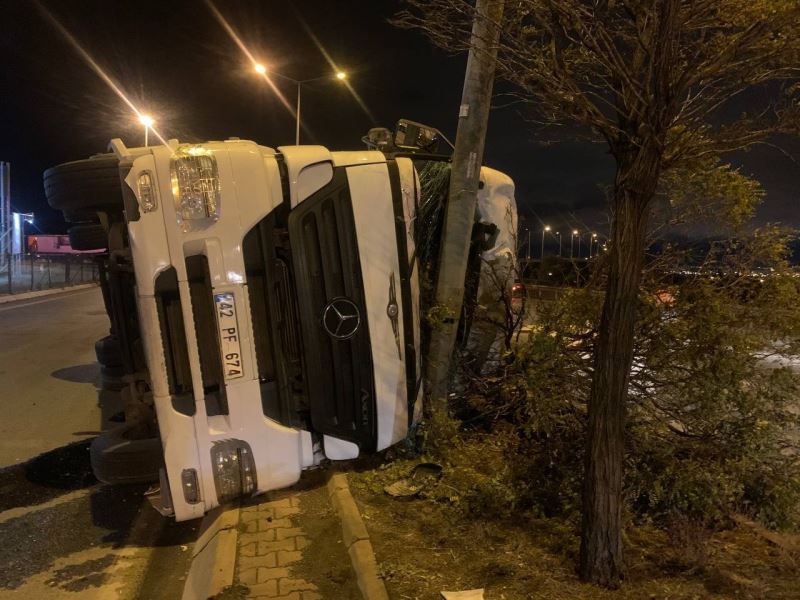 Virajı alamayan tır aydınlatma direğine çarptı
