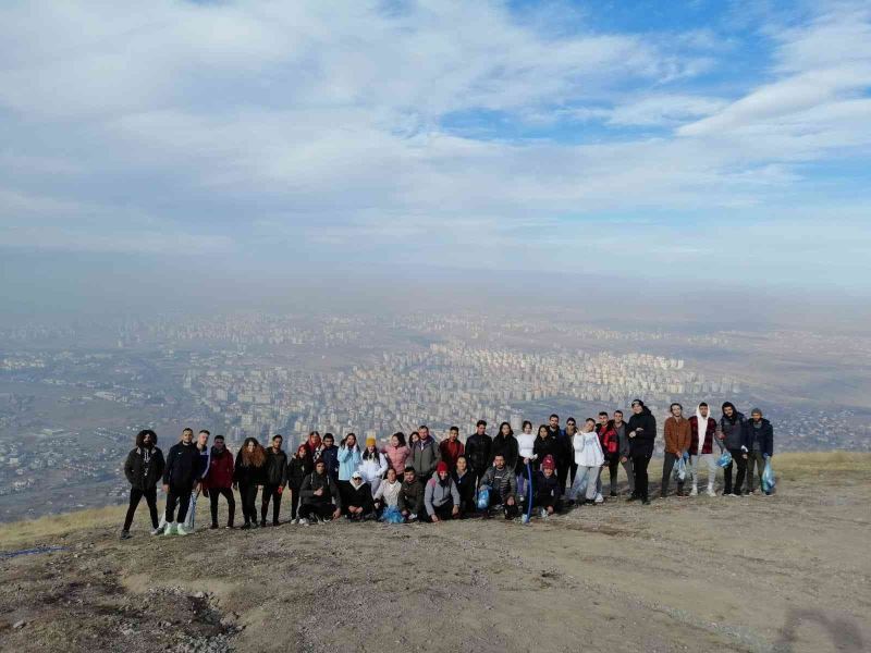 Üniversite öğrencileri Ali Dağı’nda 65 poşet çöp topladı
