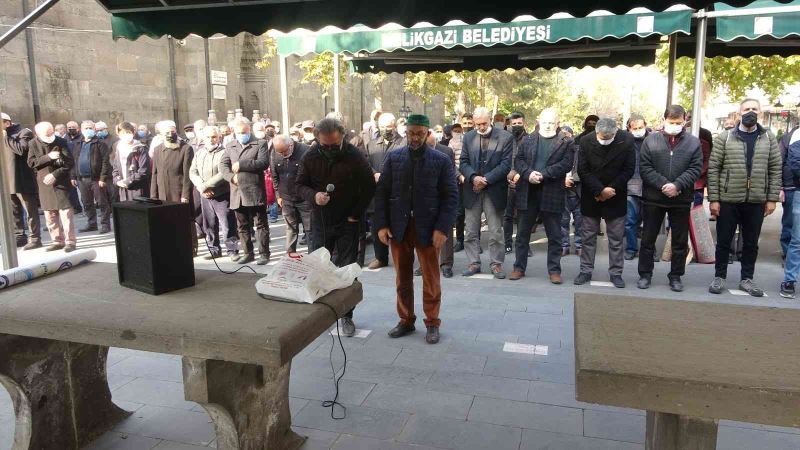 Sezai Karakoç için Kayseri’de gıyabi cenaze namazı kılındı
