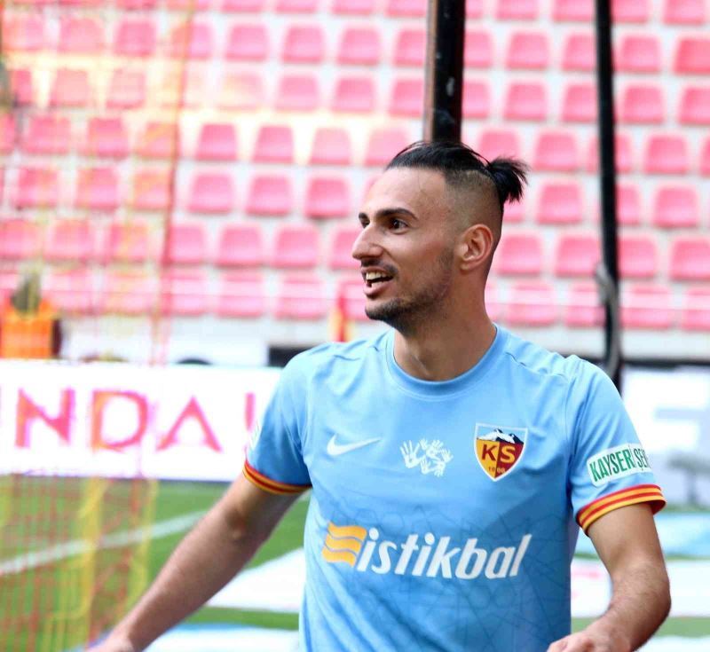 Kayserispor’da Onur Bulut ilk kez kırmızı kart gördü
