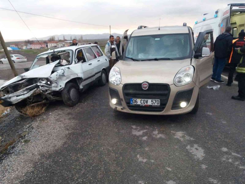 Otomobil ile hafif ticari araç çarpıştı: 3 yaralı
