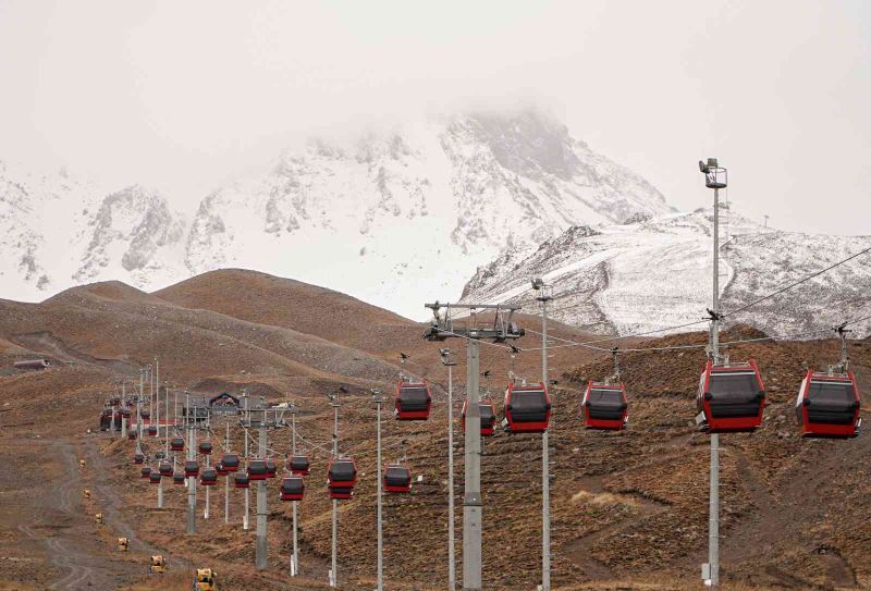 Erciyes’in zirvesi beyaza büründü
