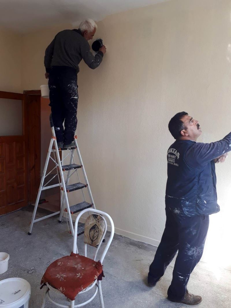 Yangında evi zarar gören yaşlı kadının yaraları sarılıyor
