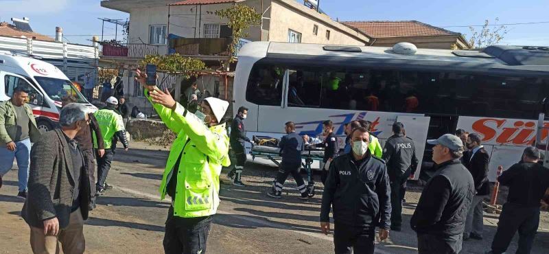 Kayseri’de kamyonetle çarpışan yolcu otobüsü evin duvarına çarptı: Yaralılar var
