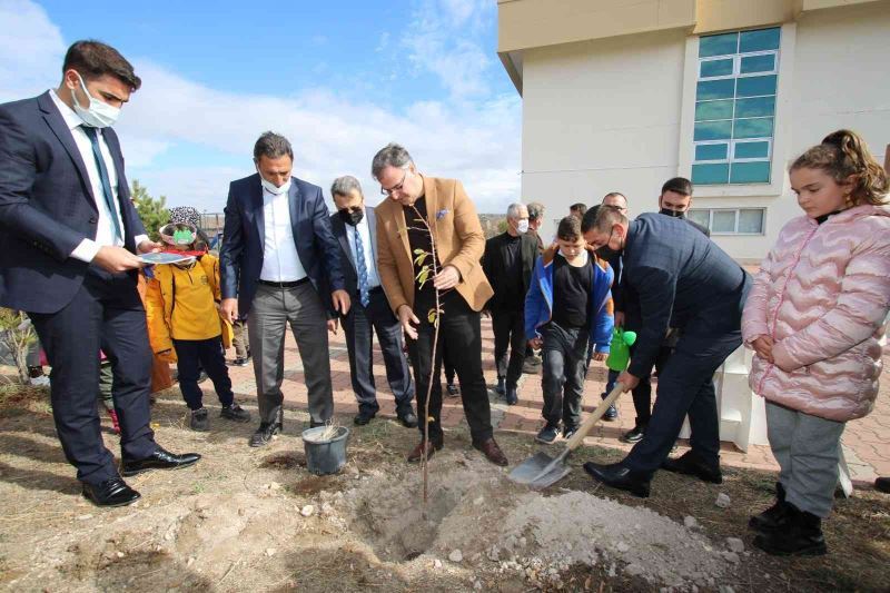 İlkokul öğrencilerinden ’Her çocuk bir fidan’ kampanyası
