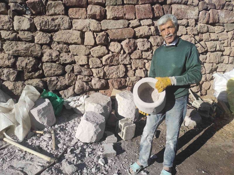 Yoğurt taşı yaparak geçimini sağlıyor
