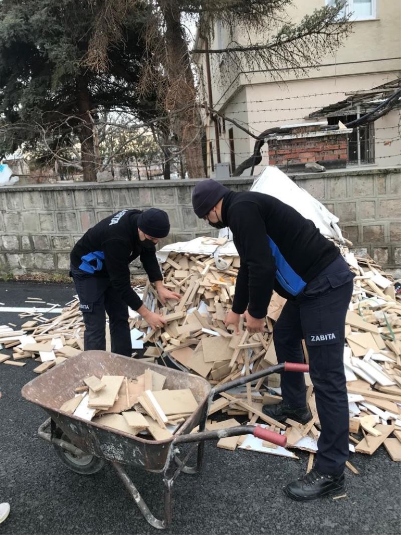 Yaşlı çiftin odunlarını zabıta taşıdı
