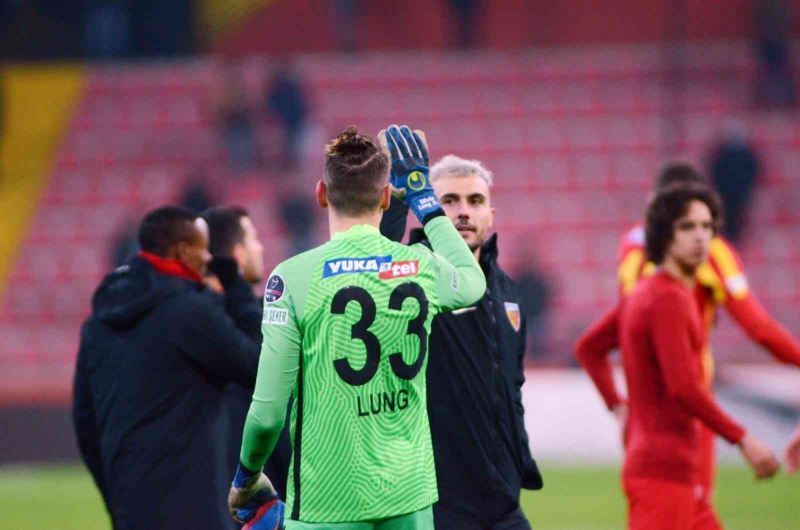 Kayserispor’da 2 kaleci forma giydi
