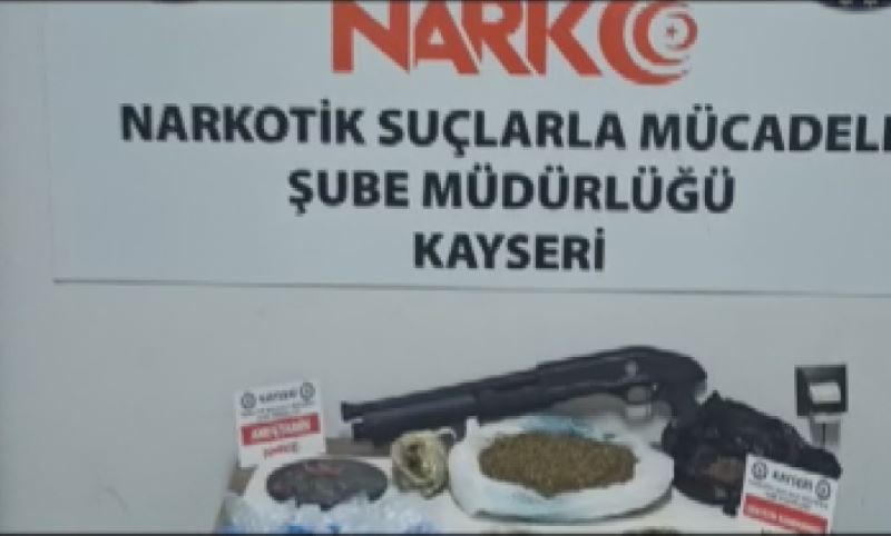 Uyuşturucu taciri anne-kız, ortak operasyonla yakalandı
