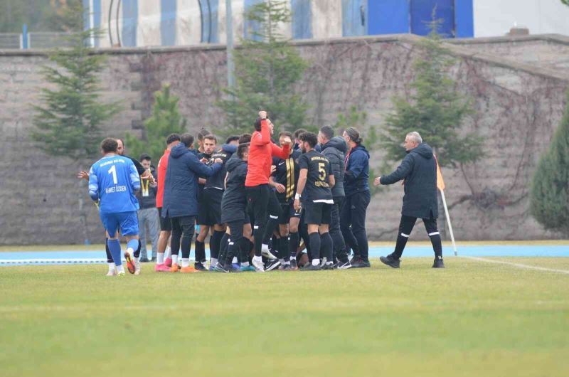 Talasgücü Belediyespor zirveyi parselledi
