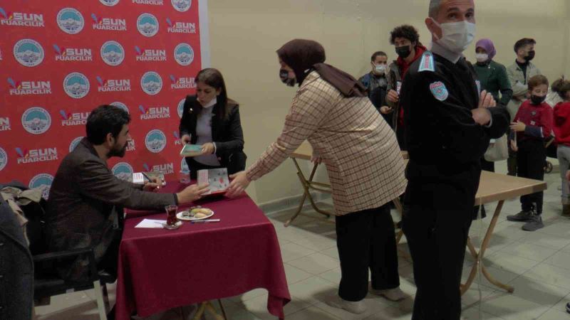 Serdar Tuncer’in imza standına yoğun ilgi
