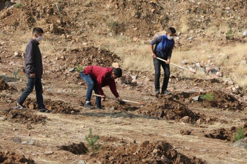 Yahyalılı  gençler fidanları toprakla buluşturdu
