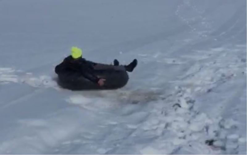 Köylülerin araç lastiği ile adrenalin dolu kayak keyfi
