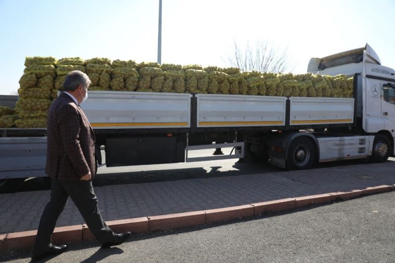 Melikgazi’den ihtiyaç sahiplerine patates dağıtımı
