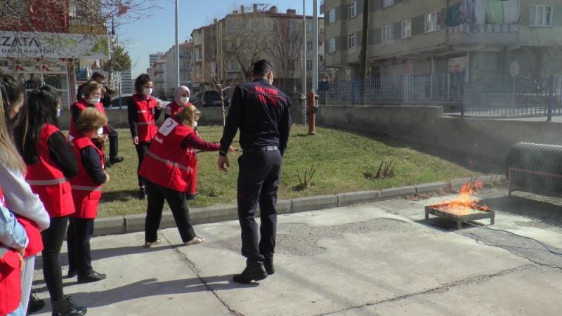 İtfaiyeden ev kadınlarına ‘Yangın’ eğitimi
